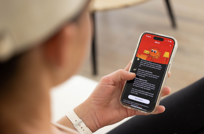 Person using the Red App on a mobile